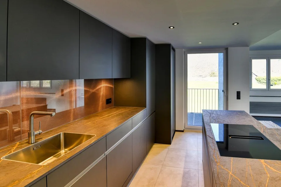 Appartamento in affitto in standard di proprietario con 2 camere da letto con bagni en suite e frigorifero per vino in cucina