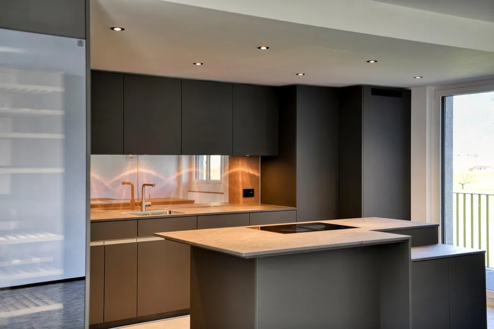 Appartamento in affitto in standard di proprietario con 2 camere da letto con bagni en suite e frigorifero per vino in cucina