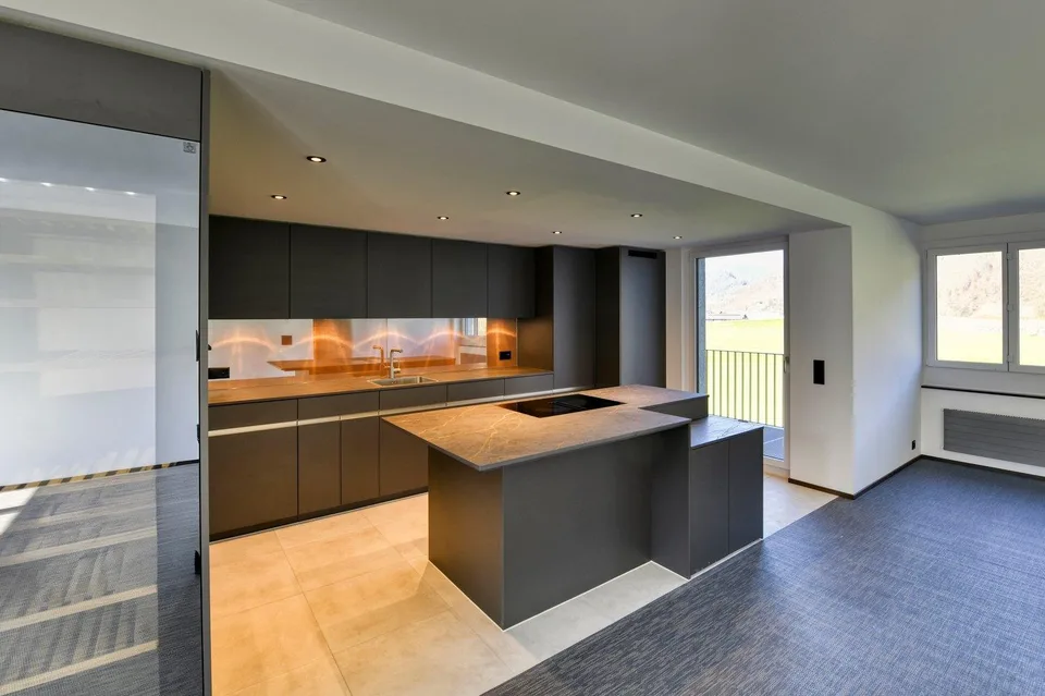 Appartamento in affitto in standard di proprietario con 2 camere da letto con bagni en suite e frigorifero per vino in cucina