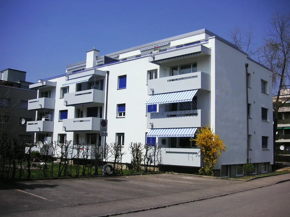 Schöne 3 Zi.-Dachwohnung mit grosser Terrasse nähe Tram