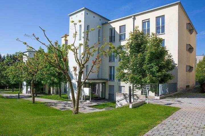 Spacieux et lumineux appartement situé dans un quartier calme et ve...