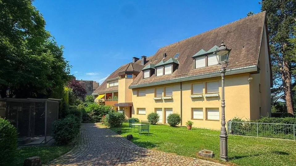 6.5-Zimmer-Maisonettewohnung mit Cheminée und zwei Balkonen in Riehen