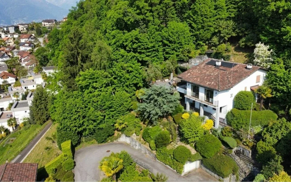 Proprietà con fascino mediterraneo e piscina