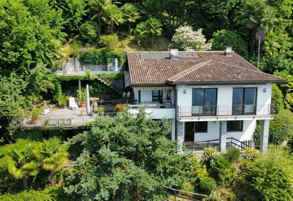 Proprietà con fascino mediterraneo e piscina