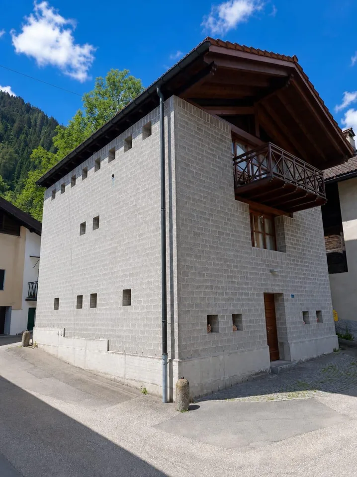 AMBRI - Vendiamo casa unifamiliare contemporanea nel nucleo storico