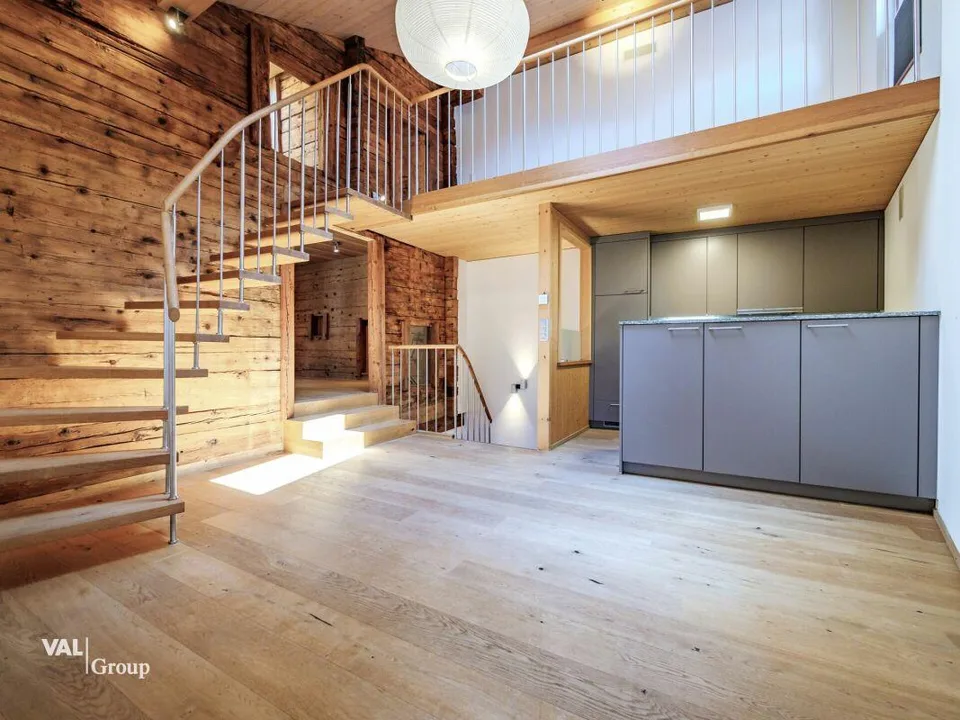 Maison valaisanne rénovée dans le vieux centre villageois de Leuk