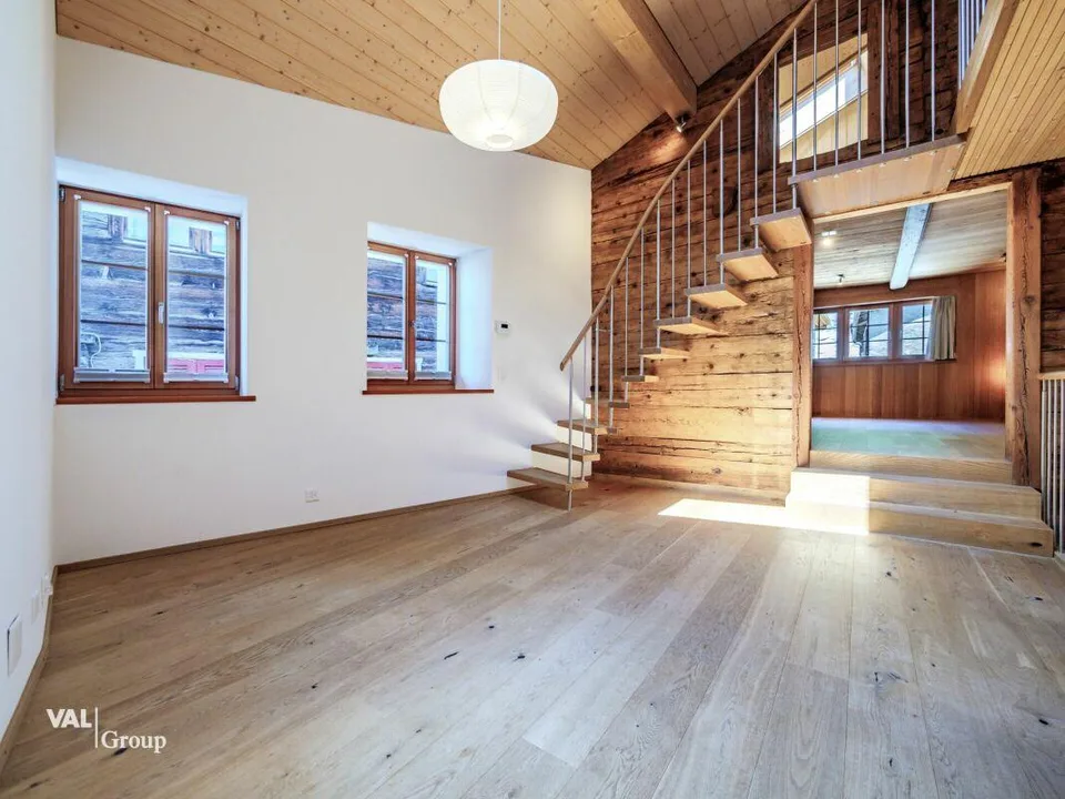 Maison valaisanne rénovée dans le vieux centre villageois de Leuk
