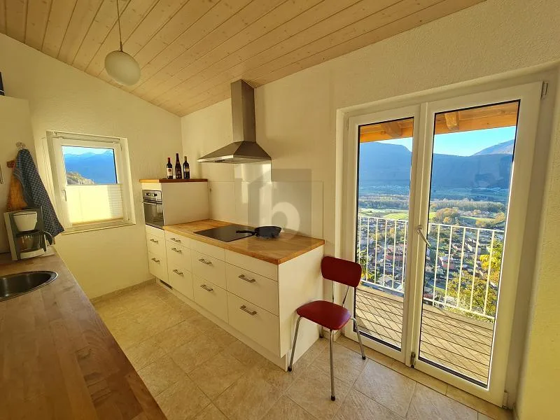 Moderne Immobilie mit Garten und atemberaubendem Blick