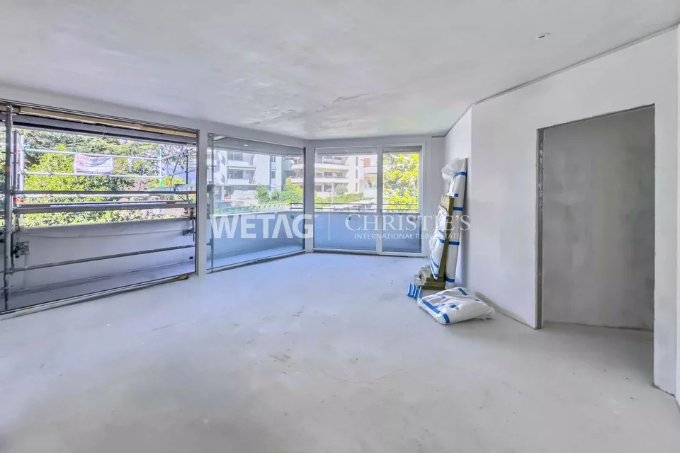 Un penthouse moderno, in costruzione, con vista sulla città e sul lago, è in vendita a Lugano