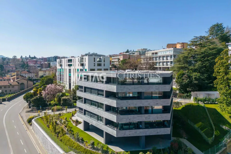 In Lugano steht ein modernes, im Rohbau befindliches Penthouse mit ...
