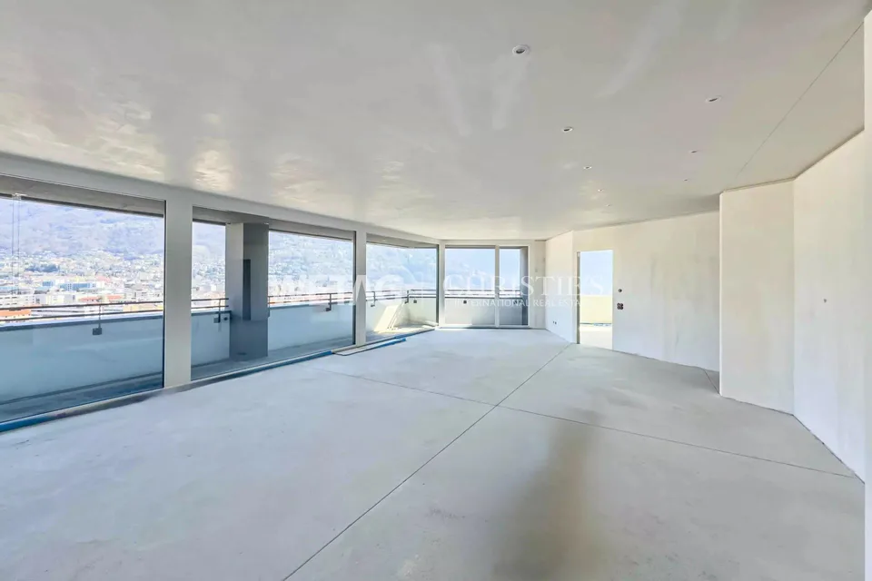 Un penthouse moderno, in costruzione, con vista sulla città e sul lago, è in vendita a Lugano