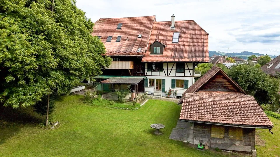 Bauernhaus mit modernem (Gewerbe-)Anbau