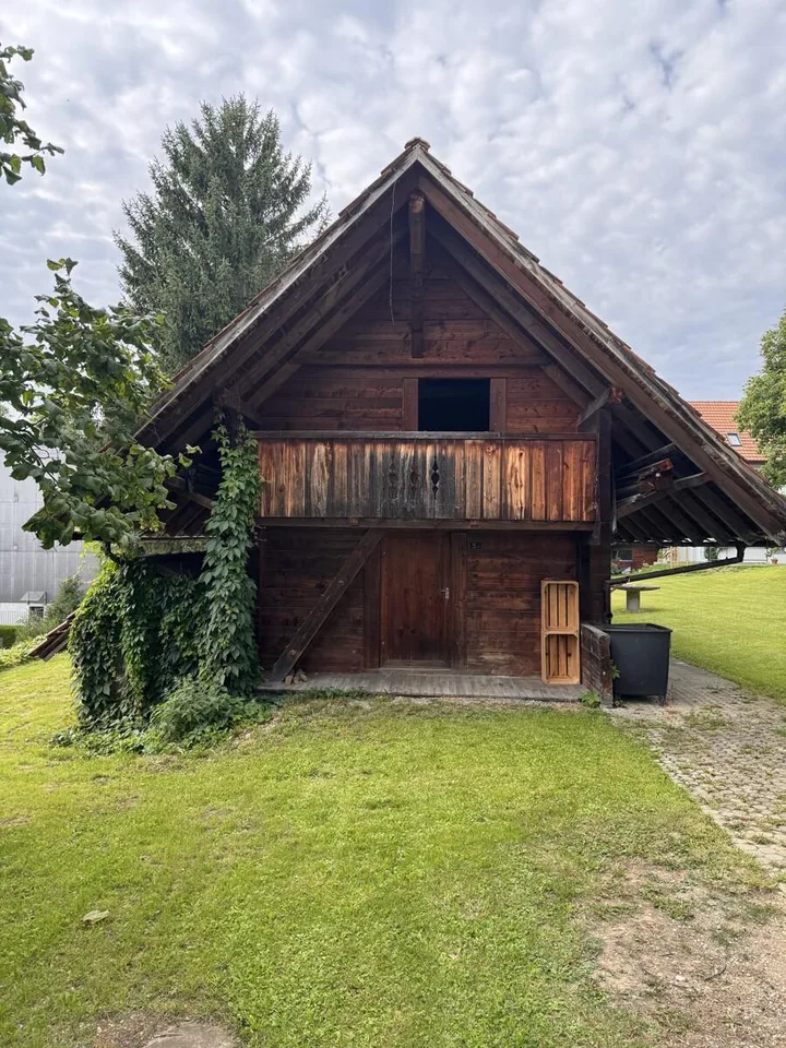 Bauernhaus mit modernem (Gewerbe-)Anbau – Foto 22 von 23