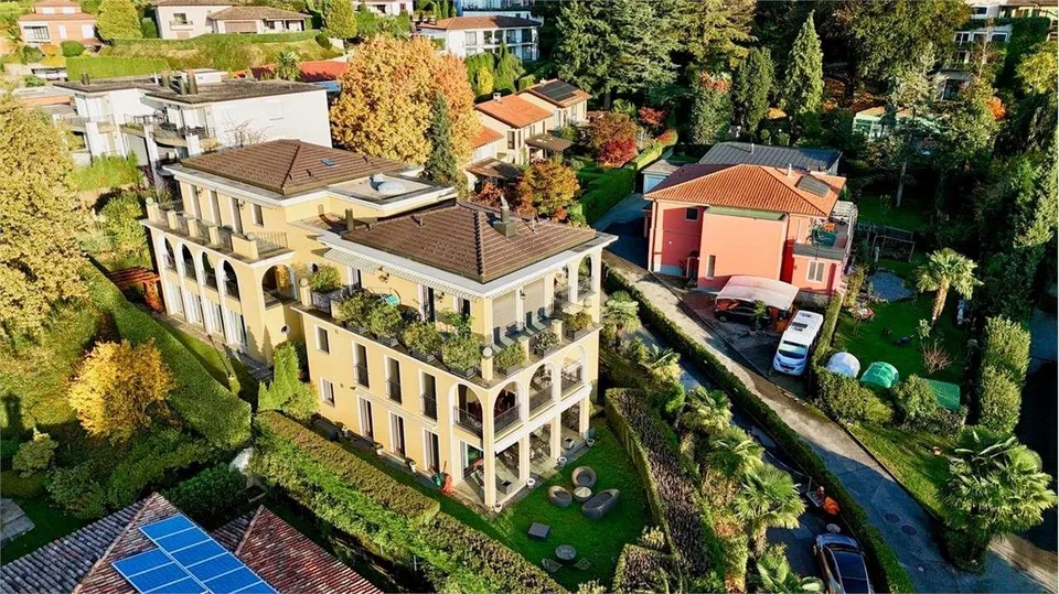 COLLINA D'ORO: ELEGANTE  3,5 LOC. IN VILLA CON PISCINA