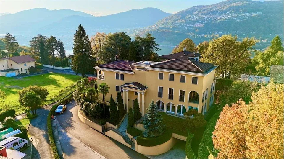 COLLINA D'ORO: ELEGANTE  3,5 LOC. IN VILLA CON PISCINA
