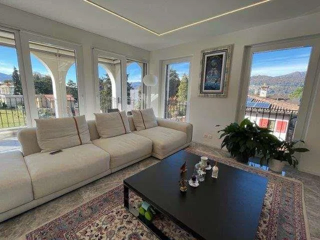 COLLINA D'ORO: ELEGANTE  3,5 LOC. IN VILLA CON PISCINA