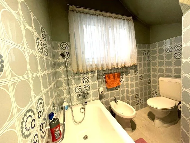 APPARTAMENTO 3.5 LOCALI CON GIARDINO A DUE PASSI DAL LAGO – foto 11 di 13