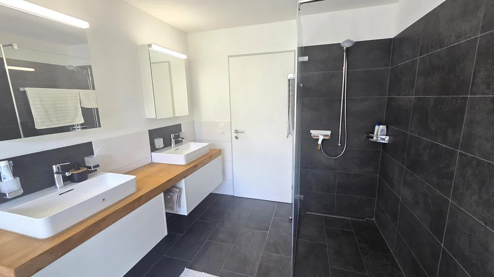 Neuwertige, riesige 5 ½-Zimmer-Terrassenwohnung mit schönstem Talblick – foto 15 di 30