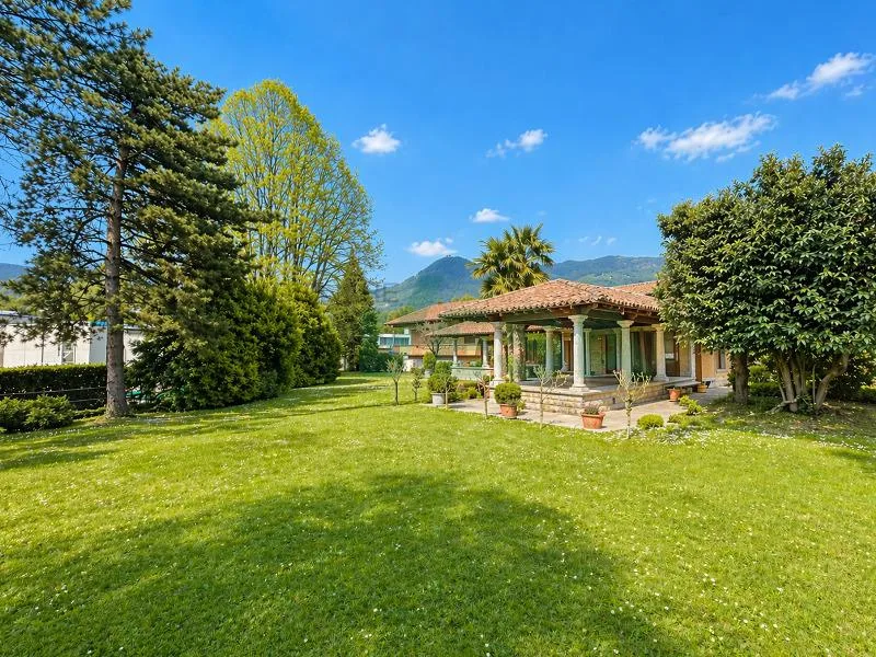 Lussuosa e importante villa signorile nel verde in zona comoda