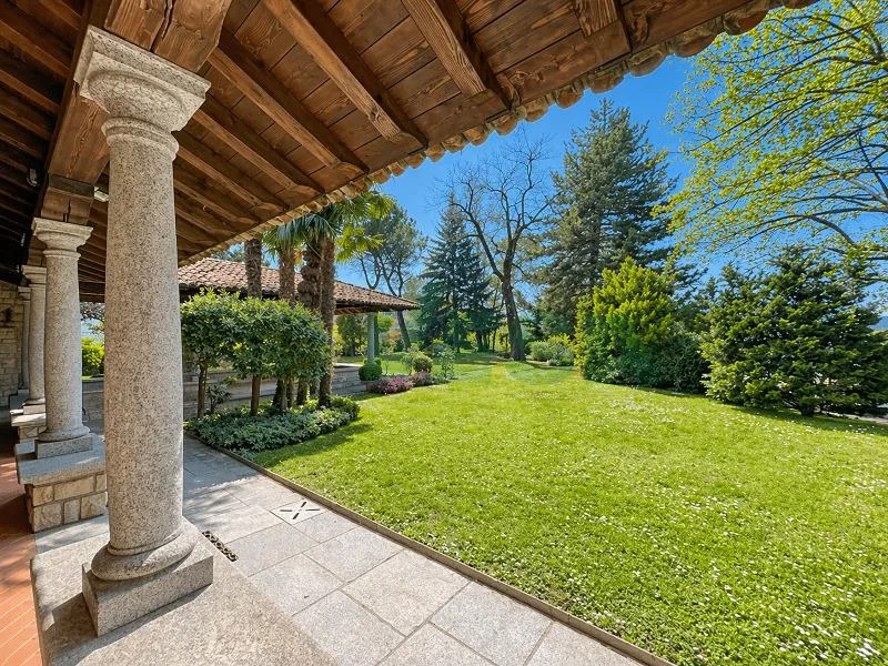 Lussuosa e importante villa signorile nel verde in zona comoda
