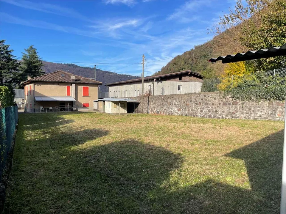 Propriété avec grand terrain constructible à Maroggia