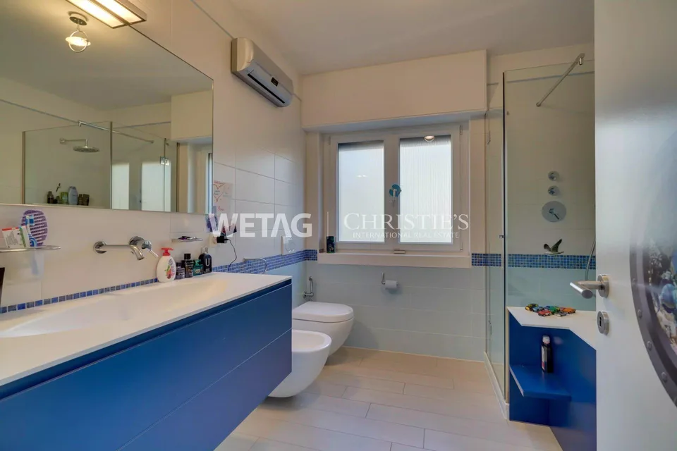Elegant Villa in Lugano-Villa Luganese for sale: Spacious rooms, level garden, outdoor pool & fitness area – photo 6 of 13