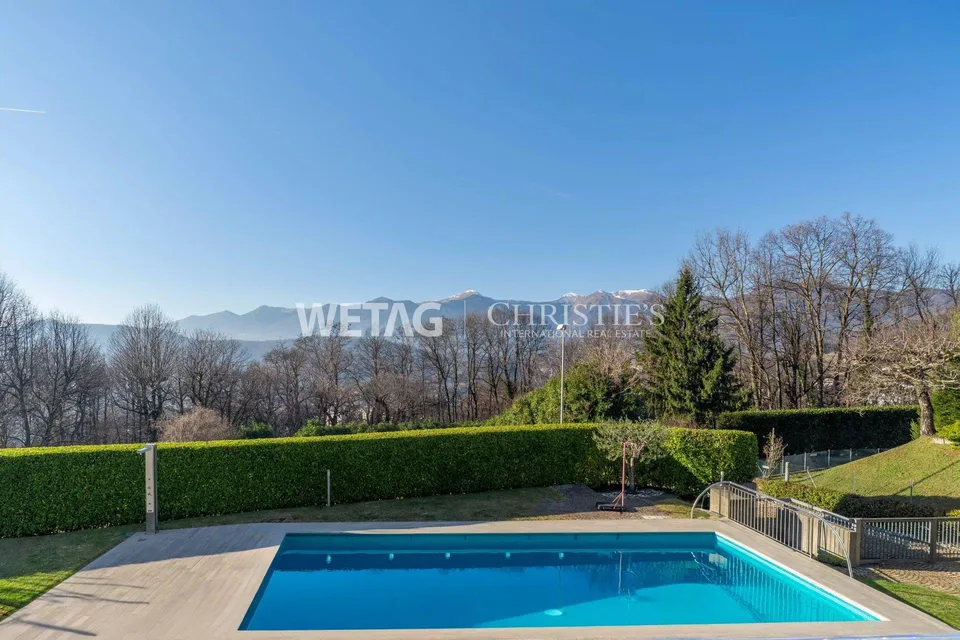 Villa elegante a Lugano-Villa Luganese in vendita: Ampi spazi, giardino piano, piscina all'aperto & area fitness