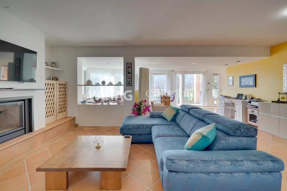 Villa elegante a Lugano-Villa Luganese in vendita: Ampi spazi, giardino piano, piscina all'aperto & area fitness