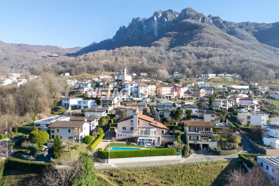 Elegant Villa in Lugano-Villa Luganese for sale: Spacious rooms, level garden, outdoor pool & fitness area – photo 13 of 13