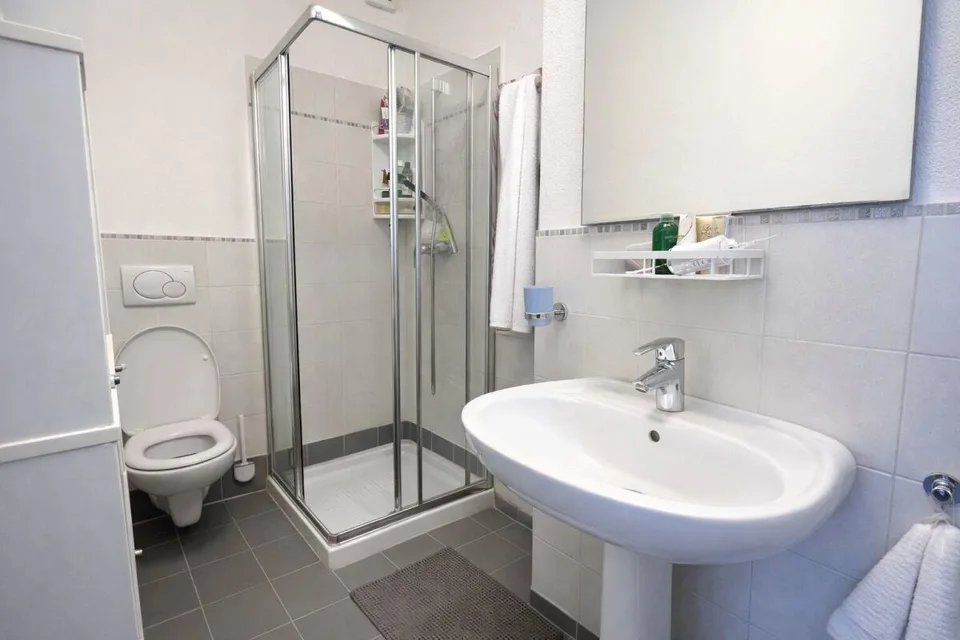 Modernes Apartment mit Balkon – Foto 8 von 8
