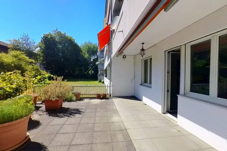 Grosszügige Parterre-Wohnung mit Terrasse