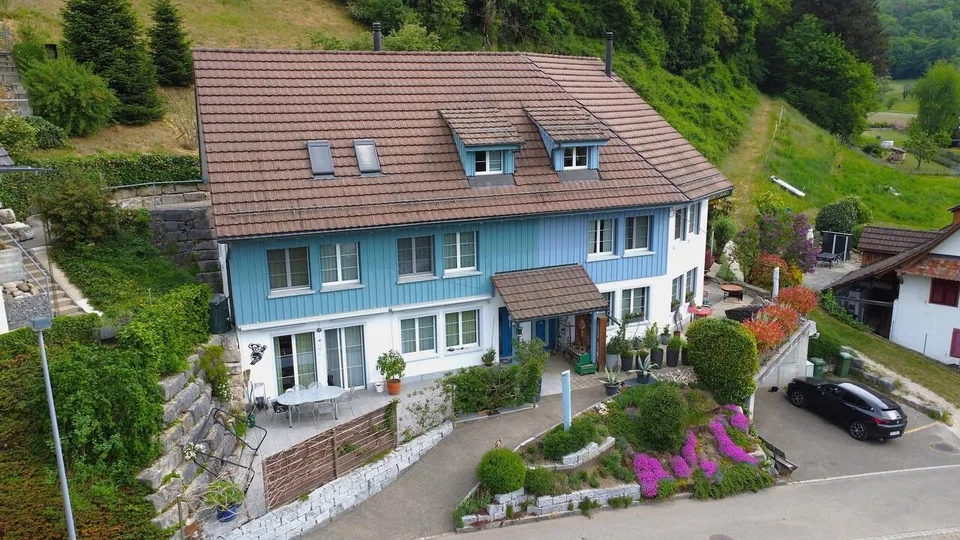 Vielseitiges Doppel-Einfamilienhaus mit Studio; viel Platz zum Leben