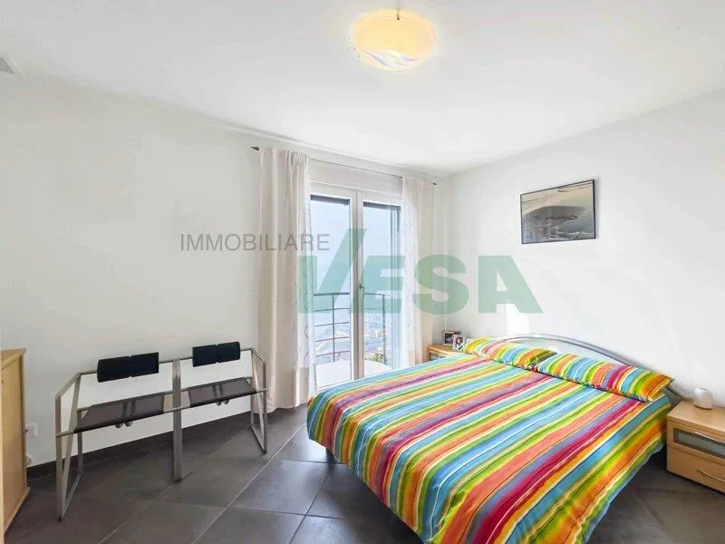 Moderna e luminosa villa mono-bifamiliare con splendida vista aperta – foto 12 di 21