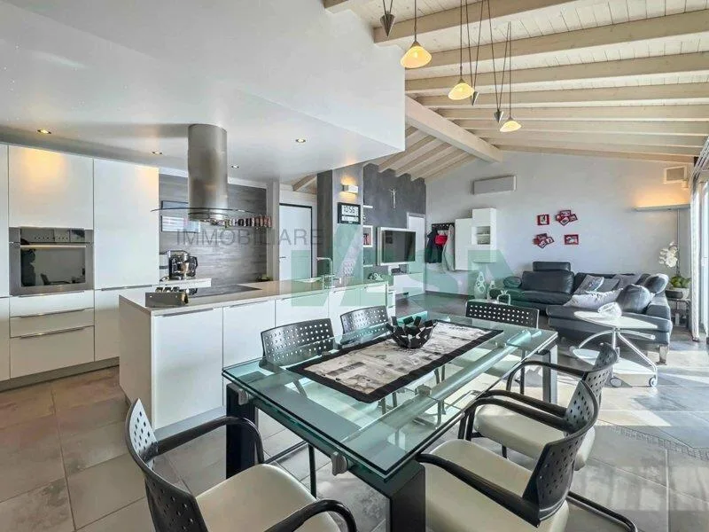 Moderna e luminosa villa mono-bifamiliare con splendida vista aperta