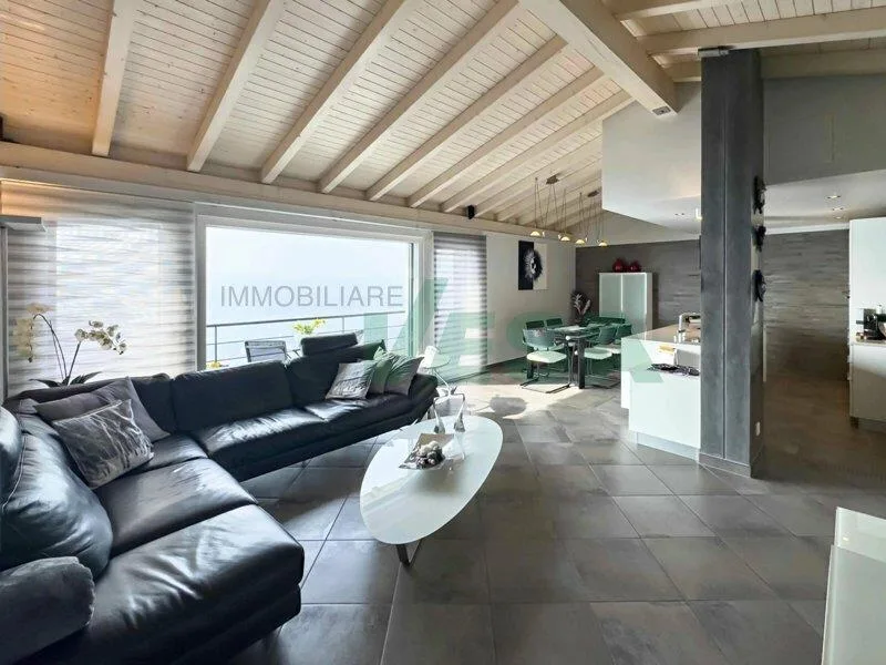 Moderna e luminosa villa mono-bifamiliare con splendida vista aperta