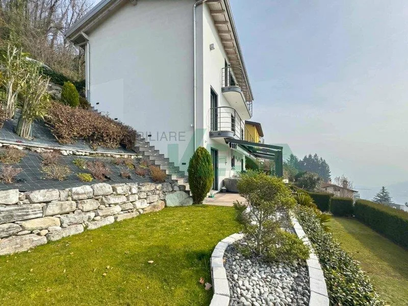 Moderna e luminosa villa mono-bifamiliare con splendida vista aperta – foto 7 di 21