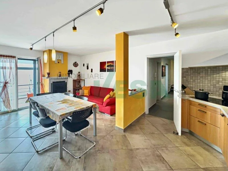 Moderna e luminosa villa mono-bifamiliare con splendida vista aperta – foto 8 di 21