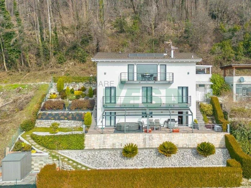 Moderna e luminosa villa mono-bifamiliare con splendida vista aperta