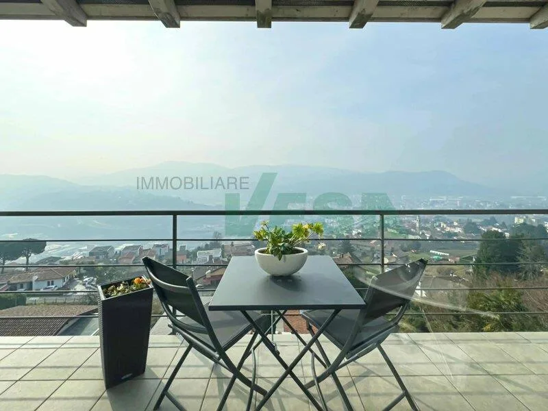 Moderna e luminosa villa mono-bifamiliare con splendida vista aperta