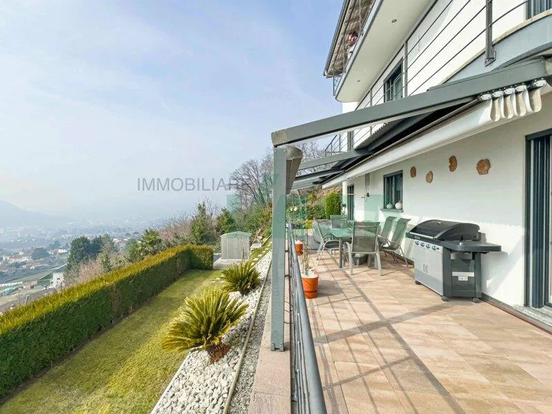 Moderna e luminosa villa mono-bifamiliare con splendida vista aperta