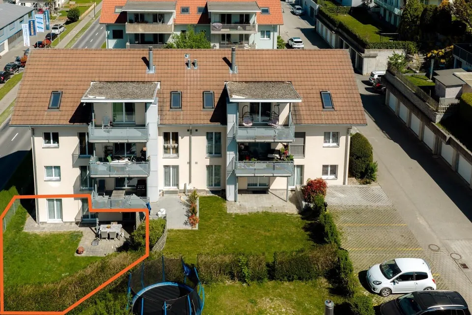 Ampio appartamento di giardino di 3,5 locali con stanza hobby