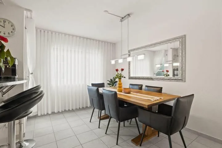 UNE MAISON D'ANGLE BIEN ENTRETENUE ET ENTOURÉE DE VERDURE - VOTRE REFUGE DANS UN EMPLACEMENT DE CHOIX