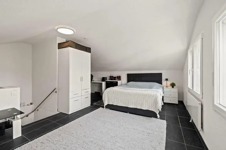 UNE MAISON D'ANGLE BIEN ENTRETENUE ET ENTOURÉE DE VERDURE - VOTRE REFUGE DANS UN EMPLACEMENT DE CHOIX