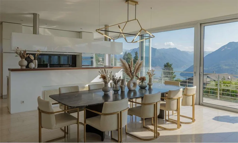 Villa a Lugano con vista panoramica sul lago e sulle montagne.