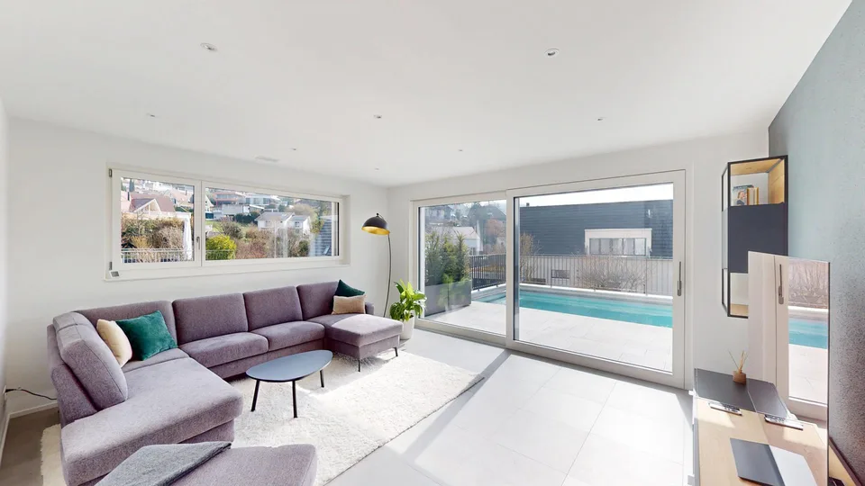 Maison familiale de 6,5 pièces lumineuse avec piscine et trois garages dans un emplacement de vue panoramique de 180 degrés de premier choix