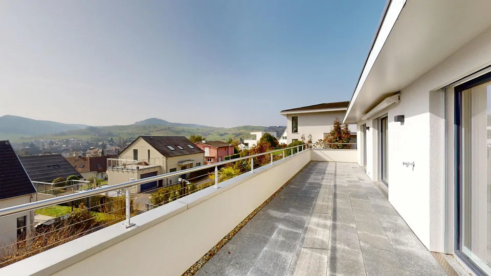 Maison familiale de 6,5 pièces lumineuse avec piscine et trois garages dans un emplacement de vue panoramique de 180 degrés de premier choix