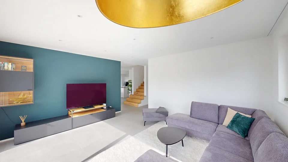 Maison familiale de 6,5 pièces lumineuse avec piscine et trois garages dans un emplacement de vue panoramique de 180 degrés de premier choix