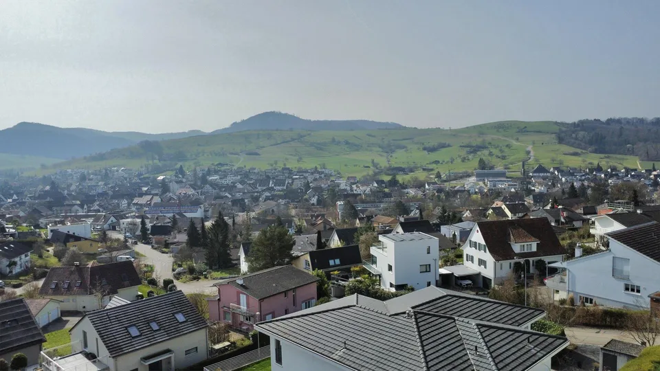 Maison familiale de 6,5 pièces lumineuse avec piscine et trois garages dans un emplacement de vue panoramique de 180 degrés de premier choix