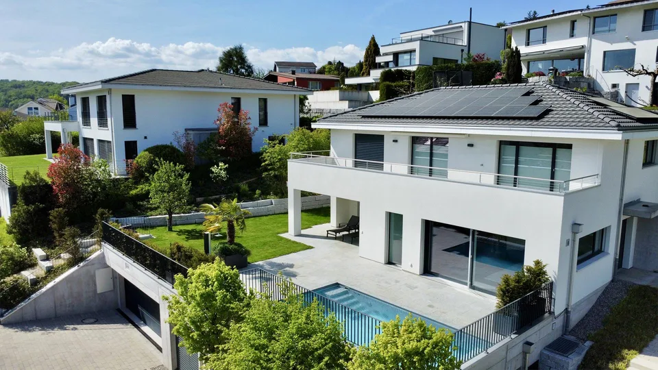 Lichtdurchflutetes 6,5 Zi-Family-Home mit Pool u. drei Garagen