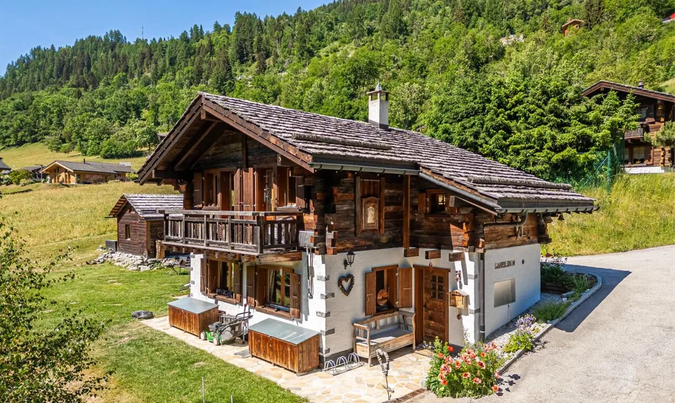 Authentisches Chalet aus alten Balken